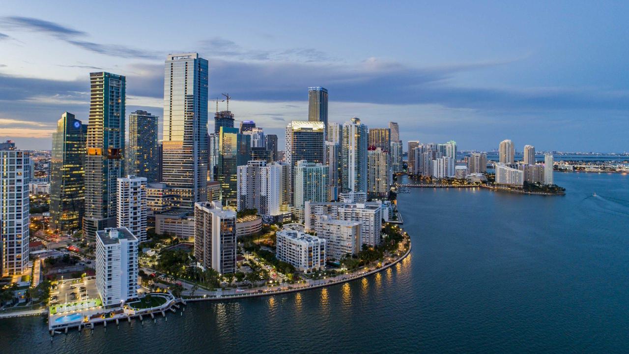 Vista aérea del skyline de Miami al atardecer
